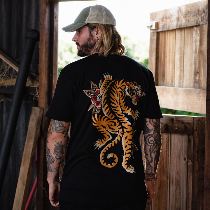 CLIMBING TIGER - FRONT & BACK - BLACK T-SHIRT - DELUXE HEAVY